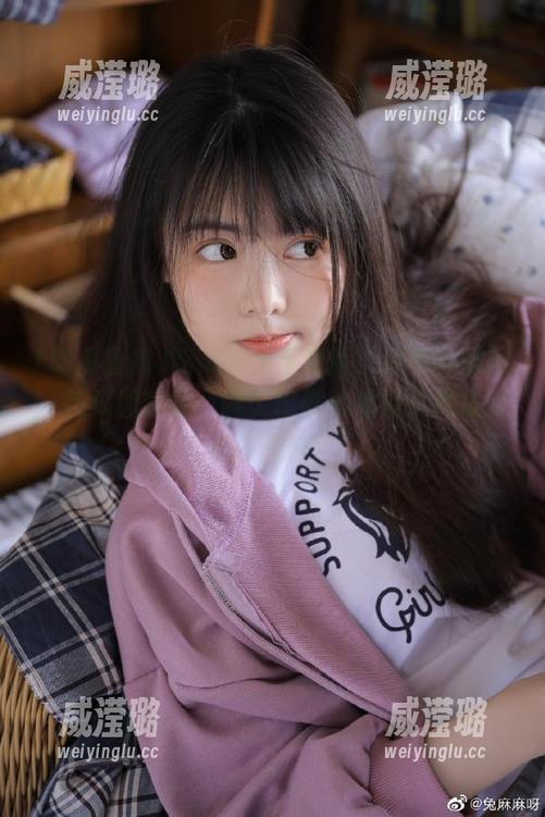 吃瓜直播苹果版：我就想问问，吃瓜和追剧，哪个比较容易让我度过漫长的夜晚？