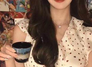 www.51吃瓜网：你的新欢就在那网页里悄悄等着你翻牌！