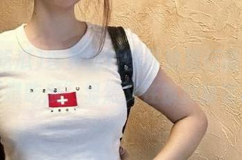 首页图片都开始流行搞怪了，“网曝吃瓜”显然又在策划新花样。