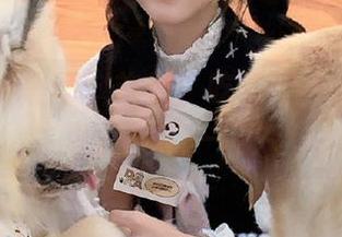 黑网料首页：吃了个西瓜但不敢说我咬了一口！